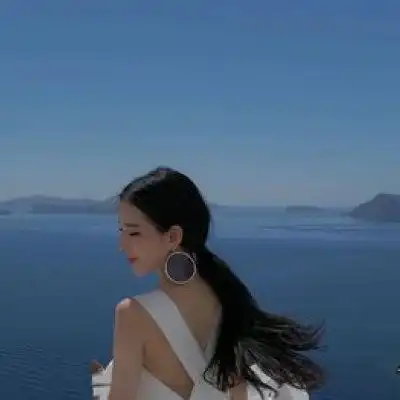唯美女生头像背影是蓝天
