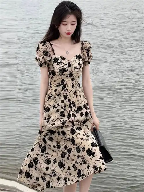 干枯玫瑰赫本风气质连衣裙法式高腰裙子设计感别致茶歇碎花长裙女