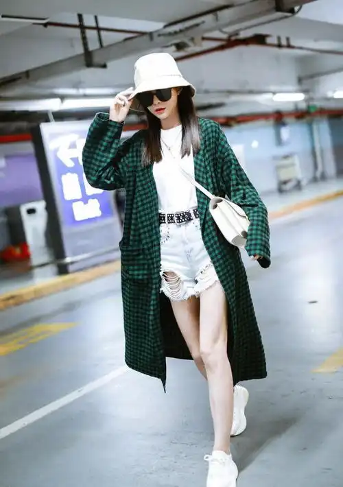 沈梦辰的机场秀,蓝色衬衫搭配西装短裤,温柔优雅个性日系风