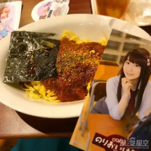 美女漫画家与咖啡厅合作就餐即可获赠真人福利写真