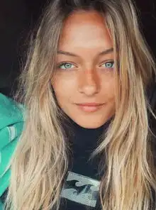 组图揭爱尔兰球迷包围的金发美女19岁救生员