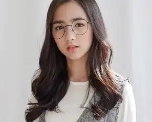 表情包女孩长大了,15岁就有明星风范,小时候的影子一扫而光