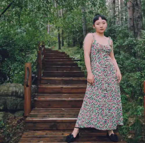 微胖女生换季怎么穿借鉴辣目洋子的穿搭思路,显瘦又有曲线美