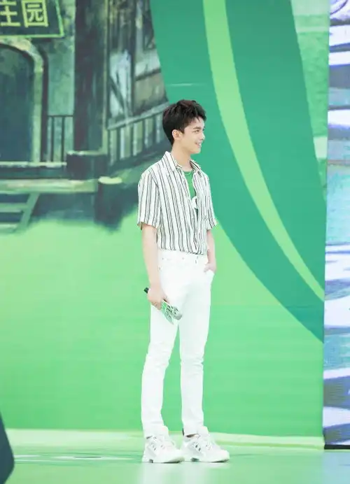 这一身可清新了,男生穿显帅不说,还可以轻松拿下女神