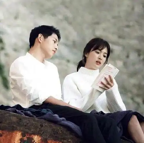 宋慧乔春夏秋冬四款衣裳,这一款黑白色宋仲基应该喜欢