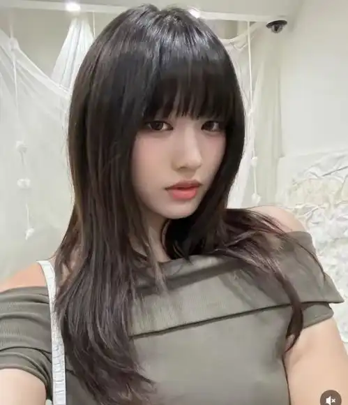 汪峰女儿小苹果换发型剪了齐刘海发型甜美又淑女,颜值美过亲妈