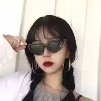 戴墨镜的霸气女生qq头像

