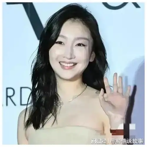 32岁周冬雨胖了很多脸变肿了,感觉一下子变成熟,没有辨识度了
