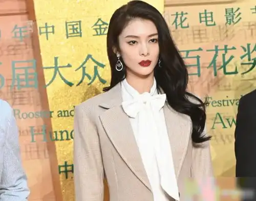 女星百花奖红毯生图,孟美岐好飒杨紫优雅,傅菁孔雪儿真没看错