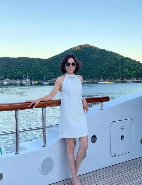 54岁刘嘉玲状态真好,穿白色露肩裙状态少女,短发个性洋气