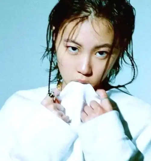 中性打扮的窦靖童走向淑女风现在留长发穿红衣,整体气质像王菲