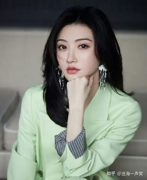 名门泽佳景甜早春穿搭释出,藤绿西装内搭白色吊带效果气质十足