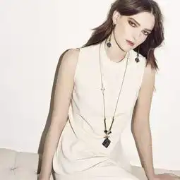 每日星范范冰冰500块的毛球耳环,范爷换衣服都不肯换掉它