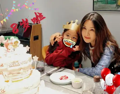 何琳带女儿度假,穿红裤脸上丝毫没有年龄感,5岁女儿似烙饼