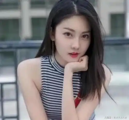 男公务员挑逗他人被曝光,他是男扮女装