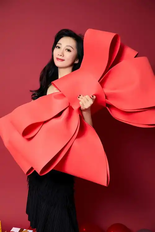 组图原子飞新年写真优雅大气手握超大蝴蝶结抢镜