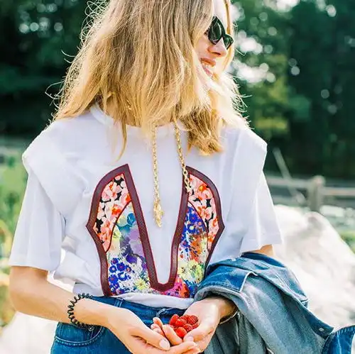 lv太子妃婚后首亮相一身牛仔气质清纯灵动,38岁仍是初恋的模样