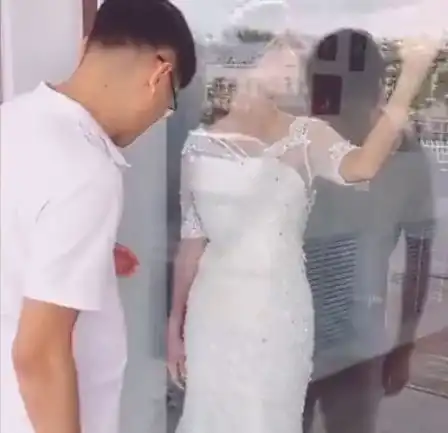 美女模特屹立窗边,男子以为是假人,竟凑上去亲吻,结果很尴尬