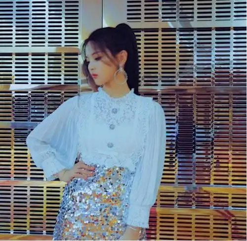 杨超越真是越来越让人着迷了甜甜的穿搭风格尽显少女感,真美