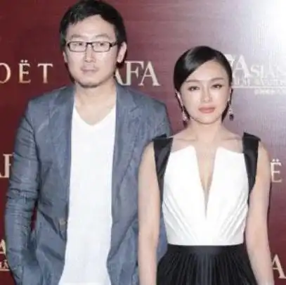 她是央视美女主持和大12岁导演结婚生子,36岁依旧美丽
