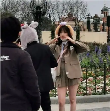 欧阳娜娜逛迪士尼被拍,路人无美颜镜头下的生图曝光,网友们评论两极化