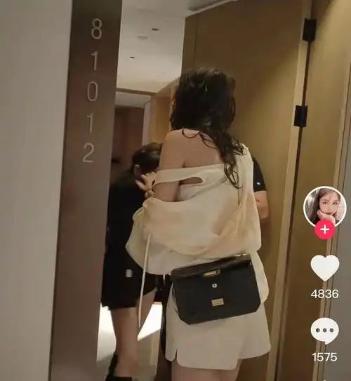 回顾美女网红前往酒店捉男友,反被男友拳打脚踢,扇30个巴掌