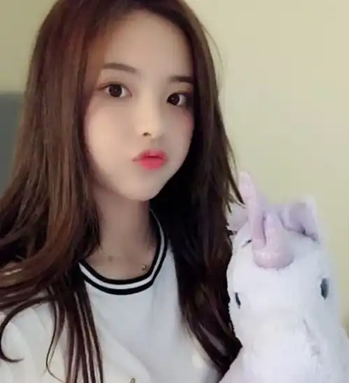 杨超越漫画脸后又实力诠释漫画腿,细节不输郑爽,照片曝光引热议