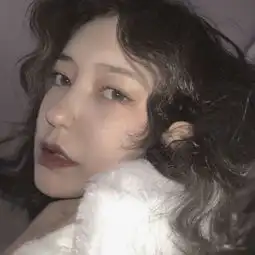 最新卷头发女生头像冷艳气质卷长发女图