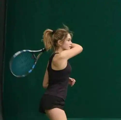 比莎拉波娃还漂亮的美少女,颜值身材出众,靠颜值吸粉40多万