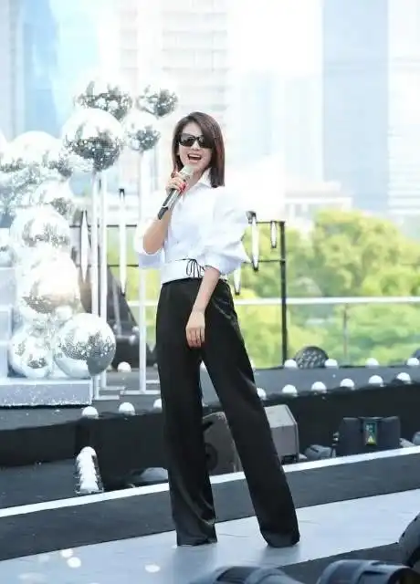 刘涛把气质拿捏的太稳西服配衬衫裙霸气侧漏,戴墨镜美到不敢认