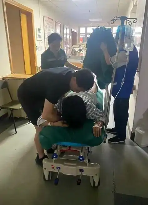 厦门一女子乘坐公交车被座椅上不明液体灼伤臀部,医院已做植皮手术,目前情况良好