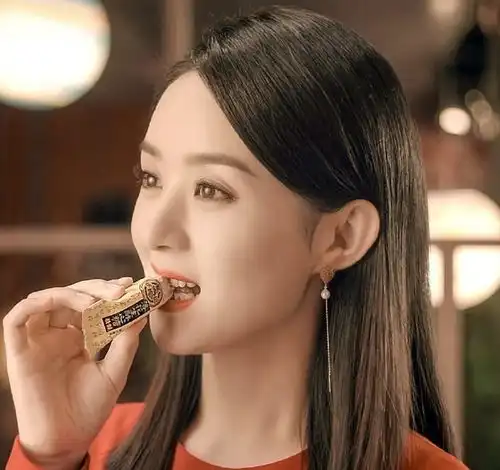 32岁赵丽颖产后首个广告,穿红色短裙迎新年,侧颜美得认不出