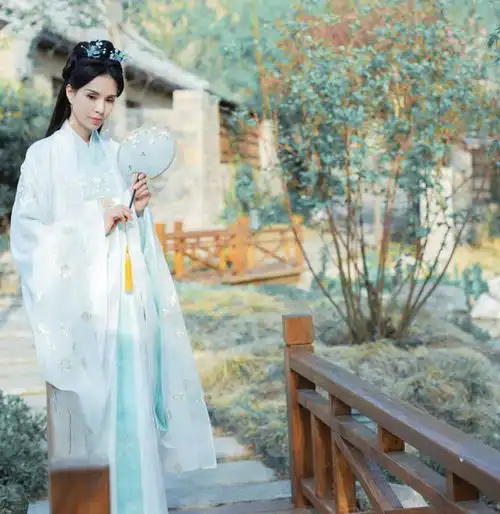 李若彤现身孔庙,穿古装仙气飘飘梦回小龙女,投壶射箭再返当年