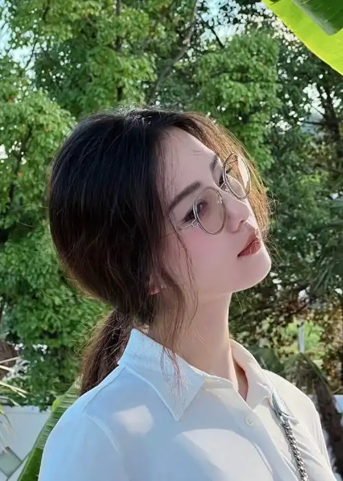刘诗诗反季穿搭成大爆款穿绿油果衫少女感爆棚,大波浪卷发太美