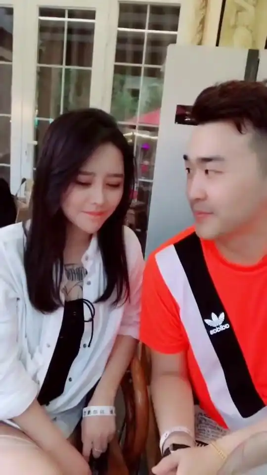美女被小伙套路了,导致要喝酒