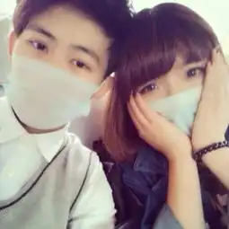 找两张黑白的戴口罩的情侣头像