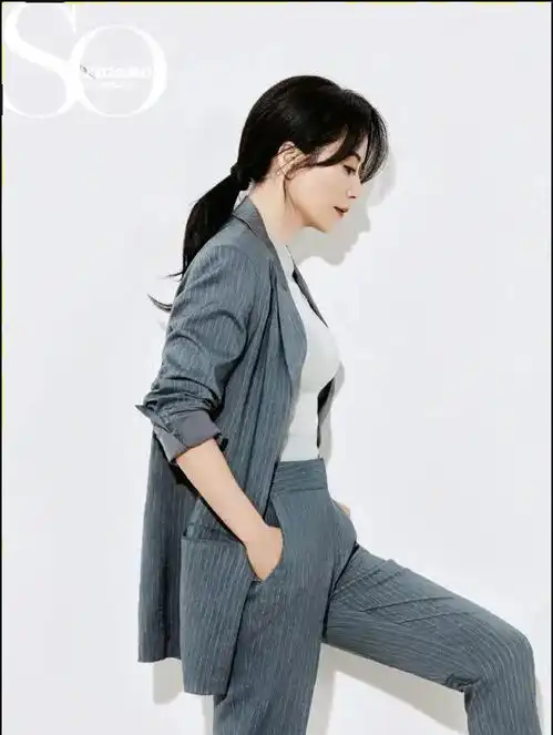 俞飞鸿真的超有气质,一袭素色修身连衣裙亮相,美出国际范