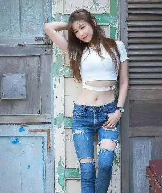 街拍美女漏肩装,搭配性感超短裙,漂亮的小姐姐