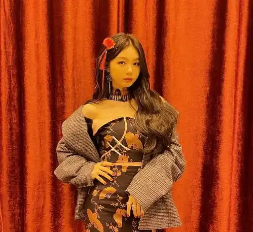 火箭少女再聚首,5人缺席,吴宣仪亮花旗袍显气质,yamy变身春丽