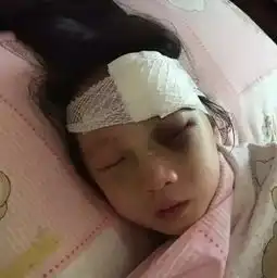 12岁男孩电梯内暴打8岁女童他妈妈说的话让网友气炸了