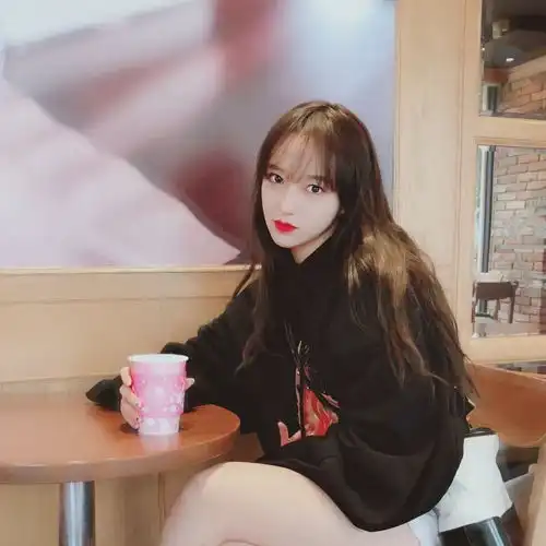 被嘲腿粗体重过百,奶潇凭什么打败lisa成为新一代人间芭比