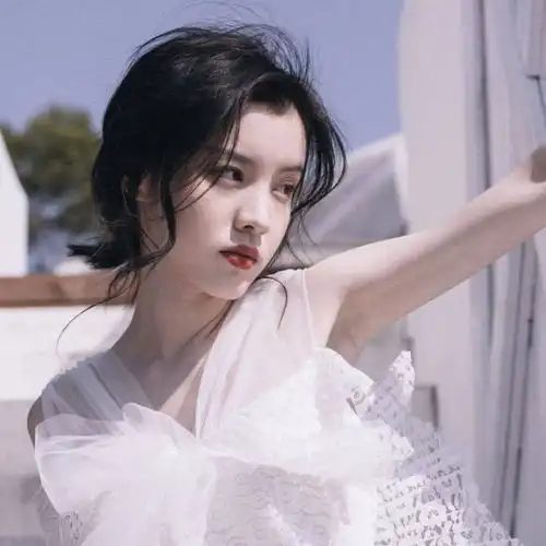 女生头像真人向左侧脸