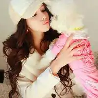 qq头像女生短发带帽捧花