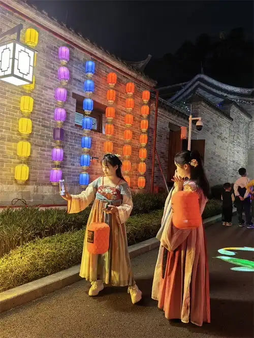 迎春灯展遇见汉服女孩,梧州龙年春节庙i会一道靓丽风景