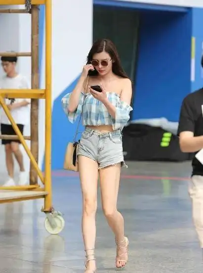 街拍美女抹胸衫这种显高气质迷人穿搭,不穿一次,这辈子白活了