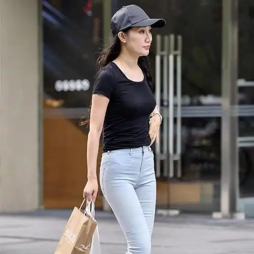 美女穿着黑色紧身衣,再加上紧身牛仔裤,身材超美气质好