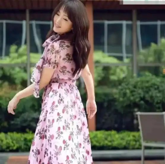 昔日的金童玉女,毛宁淡出娱乐圈,而杨钰莹碎花小裙尽显甜美