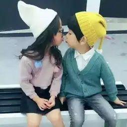 有没有跟这个小女孩照片的差不多的小男孩照片,我要做成情侣头像