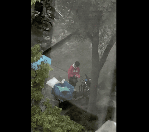 快递小哥货物被偷雨中暴哭20分钟