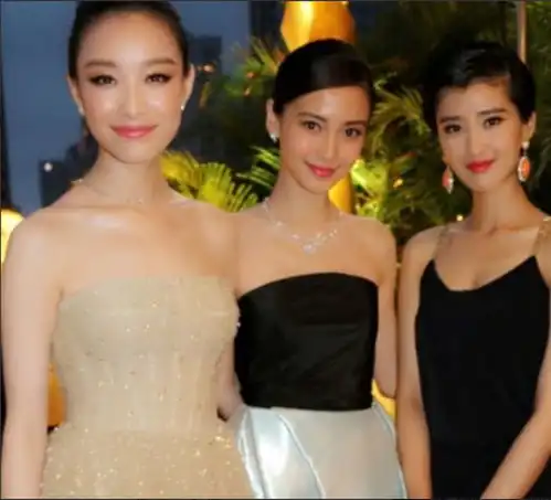 右边的美女不认识,倪妮真有气质,和杨颖站在一起毫不逊色